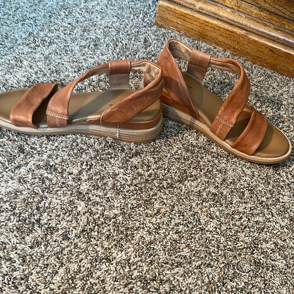 Comfortiva Women's Brown Strappy Sandals with little wedge NWOB - Picture 4 of 6